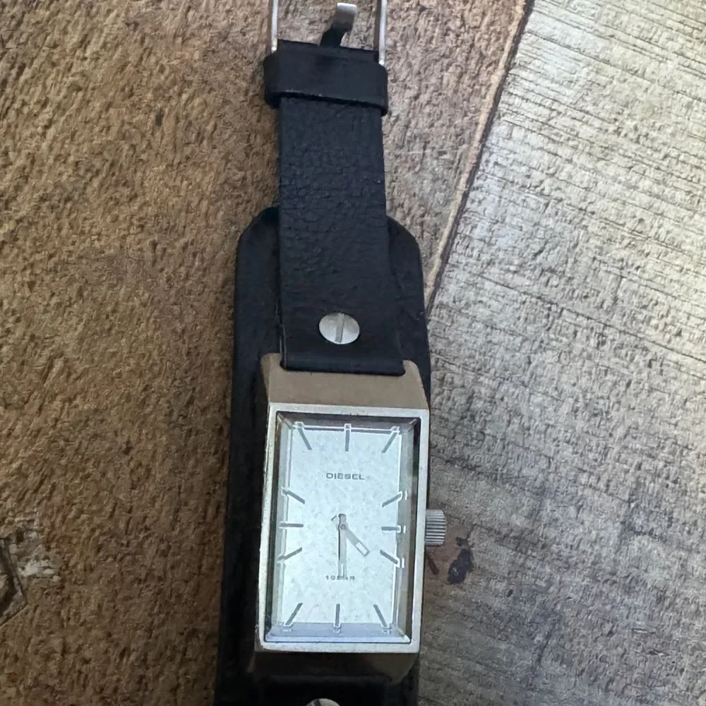 Diesel Tank 1020 Mens wrist quartz watch Needs Battery  Black leather